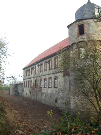 Westflügel Aussenansicht: Schloss Unterfranken / Bayern: Verkauf renovierungsbedürftiges Schloss / ehemaliges Wasserschloss bei Bad Kissingen