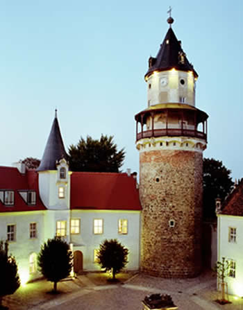 Innenhof: Schloss mit Schlosswohnungen bei Potsdam / Berlin: Hochwertig und stilvoll saniert