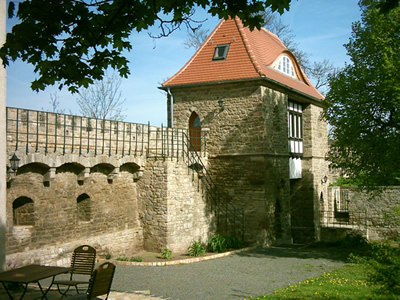 Torhaus: Verkauf renovierungsbedürftiges Schloss auf Halbinsel, direkt an See. Zwischen Halle und Eisleben