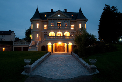 Nachtansicht Schloss-Villa 
