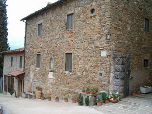 Ansicht Villa: Immobilien Chianti / Italien : Verkauf eines Weingutes / Landgutes mit Villa nähe des Flusses Sieve / Chianti / bei Florenz
