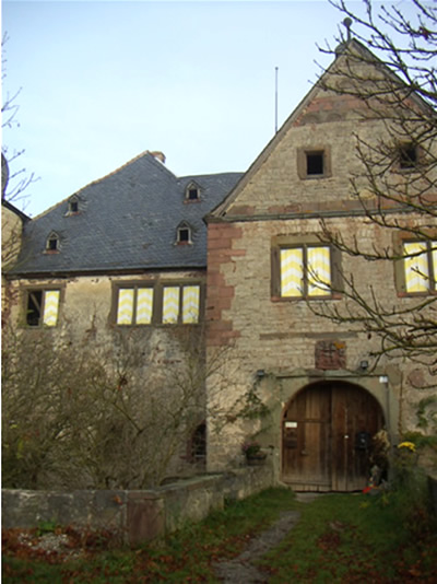 Eingangstor: Schloss Unterfranken / Bayern: Verkauf renovierungsbedürftiges Schloss / ehemaliges Wasserschloss bei Bad Kissingen