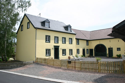 Ansicht Anwesen: Anwesen / Liebhaberobjekt bei Bitburg: EFH mit Pferdestall / Weiden  und Nebengebäude, ruhige Lage in ländlicher Umgebung