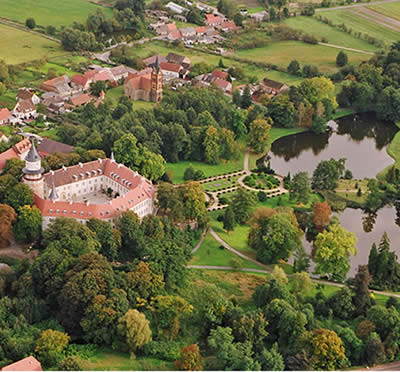 Luftbild: Schloss mit Schlosswohnungen bei Potsdam / Berlin: Hochwertig und stilvoll saniert