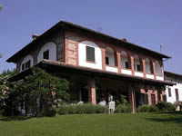 Villa / Landhaus Piemont / Südpiemont bei Alba: Villa / Landhaus mit Pool, Weinberg und Obstplantage. Alleinlage am Hügel