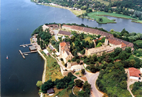 Verkauf renovierungsbedürftiges Schloss auf Halbinsel, direkt an See. Zwischen Halle und Eisleben