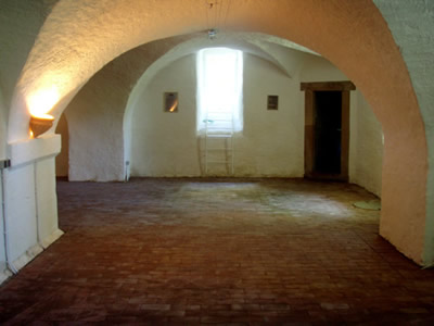 Gewölbekeller: Das ehemalige Wasserschloss wurde ursprünglich im 13. Jahrhundert als Wasserburg errichtet, das heutige Wohnschloss wurde im 18. Jahrhundert errichtet  und befindet sich in einem guten Zustand.